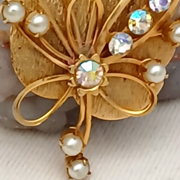 VINTAGE TRIFARI GOLD TONE & PEARL BROOCH - Picture 3 of 7